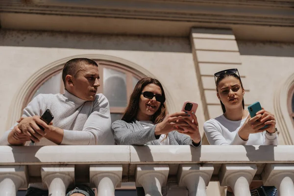 Nahaufnahme Von Drei Freunden Die Auf Ihre Telefone Schauen Während — Stockfoto