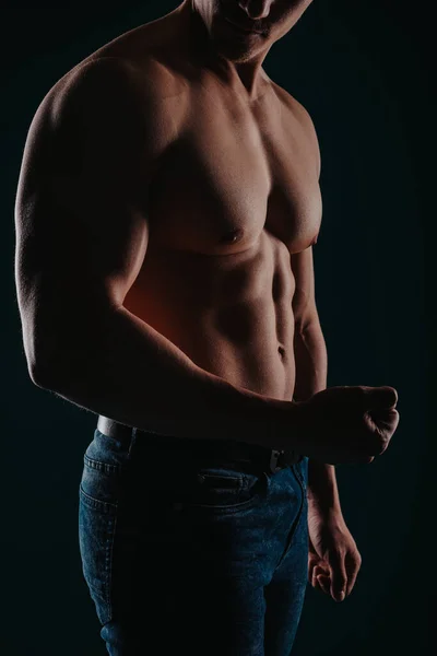 Muscular Good Looking Man Standing Dark Room Flexing His Bicep — Stock Photo, Image