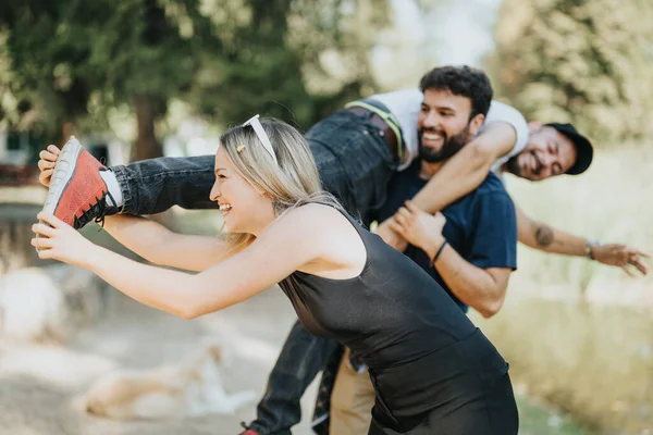 Amigos Gozosos Disfrutando Del Sol Otoño Parque Ciudad —  Fotos de Stock