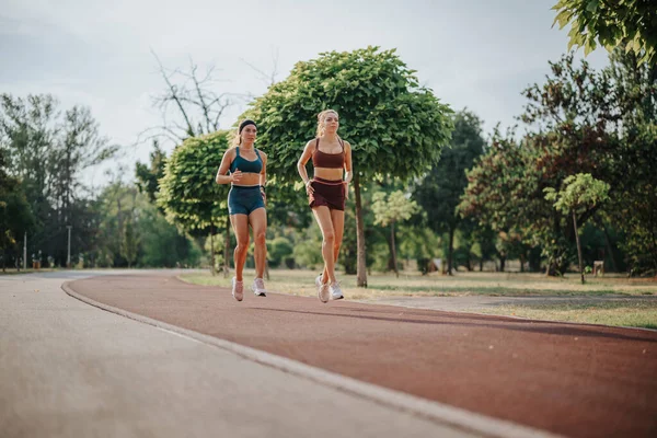 Aantrekkelijke Atletische Vrouwen Joggen Natuur Inspireren Een Gezonde Levensstijl Door — Stockfoto
