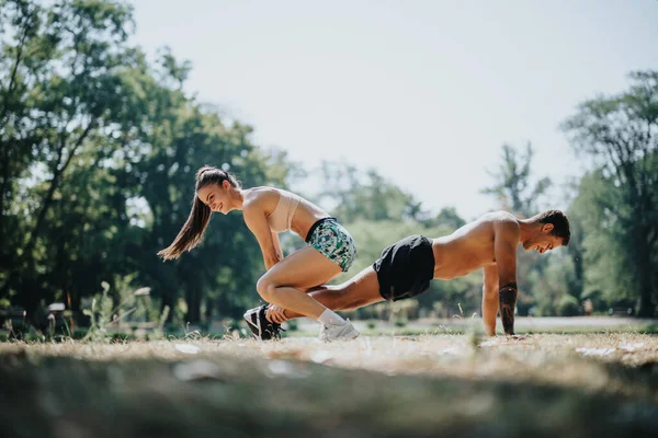 白种人夫妇在户外锻炼 练习俯卧撑和在公园里伸展身体 他们拥抱健康的生活方式 并通过持续的训练来达到更好的体形 — 图库照片