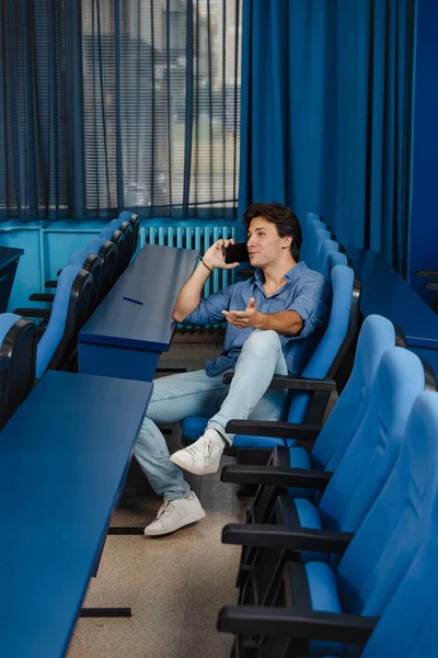 Estudiante Facultad Sentado Solo Una Sala Conferencias Vacía Durante Receso —  Fotos de Stock