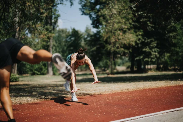 Güneşli Bir Parkta Genç Bir Atletik Çift Canlılıklarını Takla Atarak — Stok fotoğraf