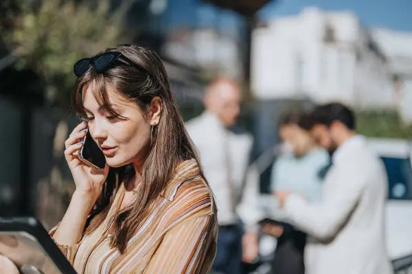 Zróżnicowana Grupa Specjalistów Omawia Plany Ekspansji Biznesowej Trendy Rynkowe Świeżym — Zdjęcie stockowe