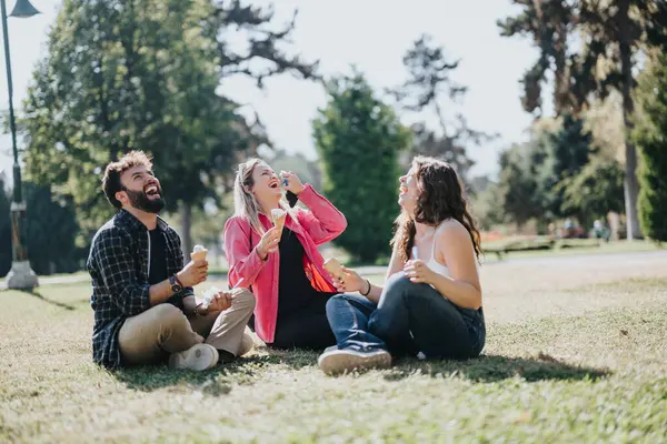Amigos Despreocupados Disfrutando Día Soleado Parque Riendo Comiendo Helado — Foto de Stock