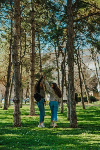 Una Foto Completa Dos Chicas Encantadoras Divirtiéndose Parque Hermoso Día — Foto de Stock