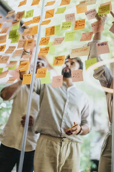 Multiracial Team Einem Modernen Büro Brainstorming Und Planung Von Geschäftsstrategien — Stockfoto