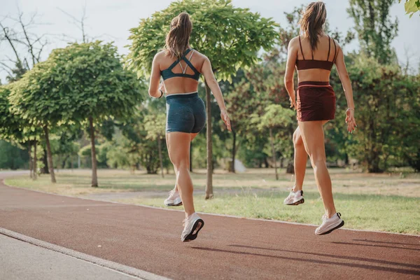 屋外で走るフィットガールズ マラソンのための自然の中で運動女性のトレーニング — ストック写真
