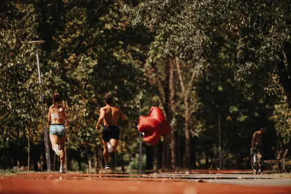 Fit Atleten Die Met Een Parachute Het Park Rennen Genieten — Stockfoto