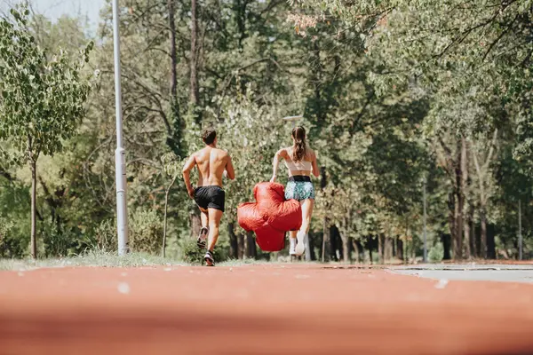 Aktives Paar Genießt Outdoor Training Mit Fallschirm Sunny Park — Stockfoto
