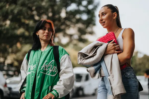 Twee Vrouwen Studeren Buiten Stad Werken Samen Aan Een Schoolproject — Stockfoto