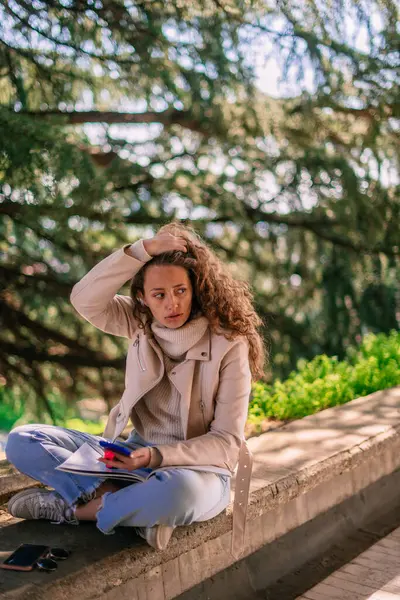 Mooi Krullend Schoolmeisje Werd Afgeleid Door Iets Tijdens Het Schrijven — Stockfoto