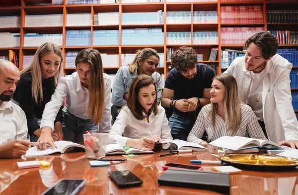 Genç Bir Grup Öğrenci Bir Kütüphanede Profesörleriyle Bir Proje Üzerinde — Stok fotoğraf