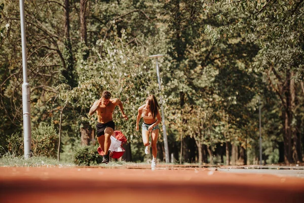 Actieve Vrienden Genieten Van Outdoor Training Het Park Het Beoefenen — Stockfoto