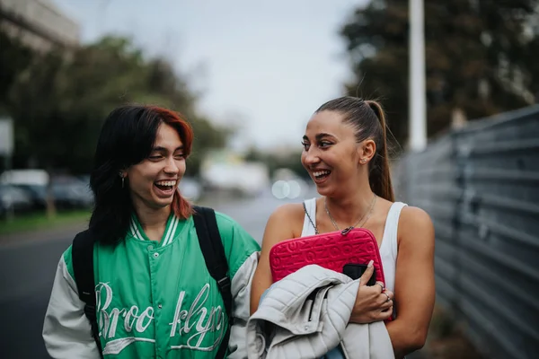 Glimlachende Vrienden Die Samenwerken Aan Het Schoolproject Stad — Stockfoto