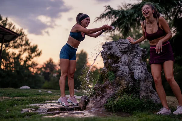 Активные Женщины Наслаждаются Моментами Веселья Брызгая Водой Открытом Воздухе — стоковое фото