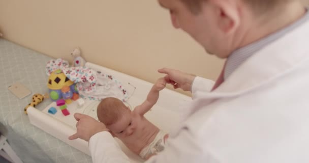 Médico Examinando Bebé Recién Nacido Oficina Revisando Sus Condiciones Salud — Vídeos de Stock