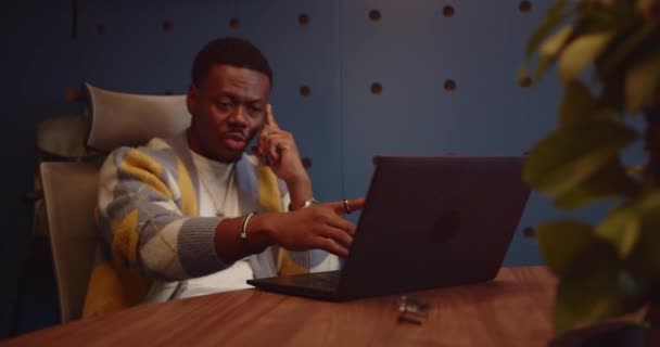 Mladý Černý Obchodník Který Telefonát Když Pracuje Laptopu Vyjednává Nové — Stock video