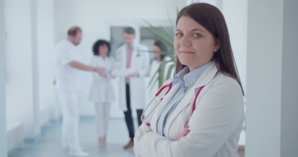 Pewna Siebie Lekarka Klinice Medycznej Ubrana Biały Fartuch Laboratoryjny Pozuje — Wideo stockowe