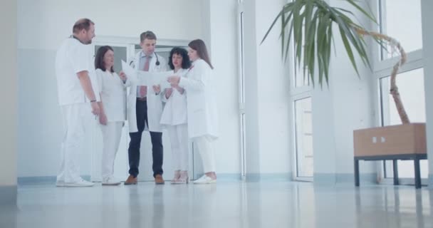 Ιατρικό Προσωπικό Στο Σύγχρονο Διάδρομο Ομάδα Γιατρών Στέκεται Ένα Διάδρομο — Αρχείο Βίντεο