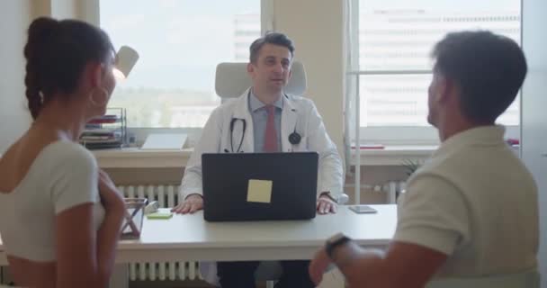 Doświadczony Lekarz Informuje Młodą Damę Jej Męża Ciąży Pozytywny Test — Wideo stockowe