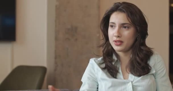 Vacker Ung Kvinna Förklara Något Med Ord Och Handgester Medan — Stockvideo