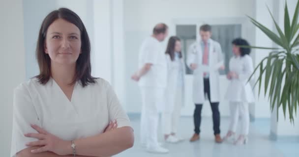 Μεσήλικη Γυναίκα Πανέμορφη Γιατρός Που Ποζάρει Στο Διάδρομο Του Νοσοκομείου — Αρχείο Βίντεο