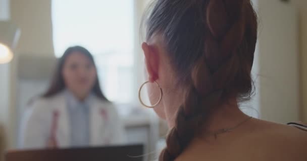 Консультант Гинеколог Молодая Девушка Гинеколог Обсуждают Менструацию Офисе — стоковое видео