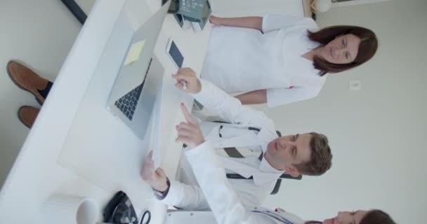 Enfermeiras Médicas Consultam Seu Médico Especialista Médicos Colaboram Pequeno Moderno — Vídeo de Stock