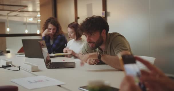 Yakışıklı Bir Çalışan Gece Yarısı Ofiste Takım Arkadaşlarıyla Eğlenceli Sohbetler — Stok video