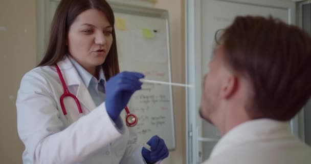 Una Especialista Femenina Toma Hisopo Una Paciente Joven Para Exámenes — Vídeos de Stock