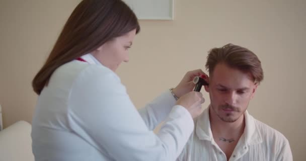 Женщина Врач Помощью Видеотоскопа Проверяет Уши Пациентов Клинике — стоковое видео