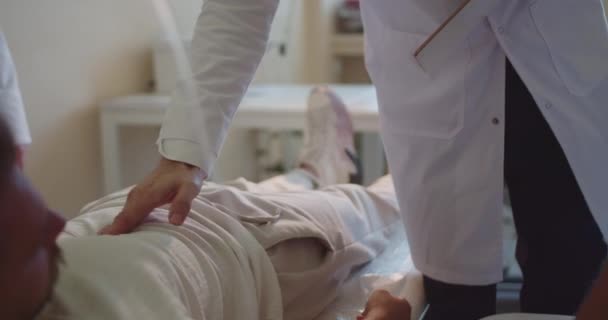 Trois Médecins Spécialistes Examinant Jeune Patient Hôpital Ils Lui Donnent — Video