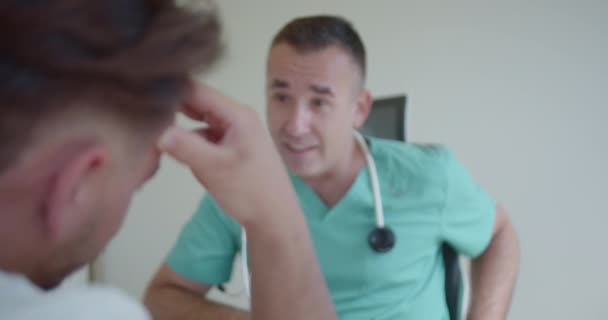 Mladý Pacient Dostává Zkušeného Odborníka Rady Jak Správně Používat Terapii — Stock video
