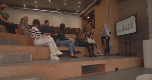 Kancelářském Prostoru Amfiteátru Pozorně Zapojuje Velká Skupina Různorodých Multiraciálních Lidí — Stock video