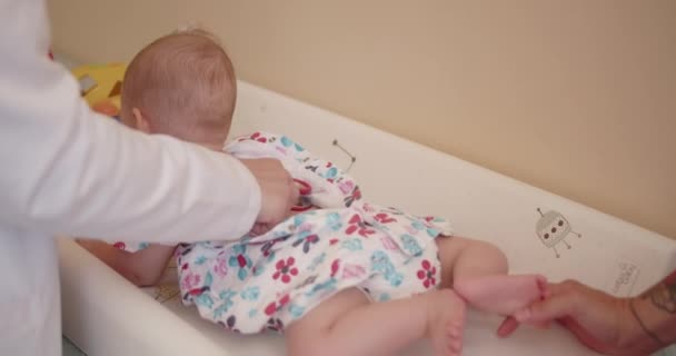 有经验的女儿科医生在医院检查婴儿 — 图库视频影像