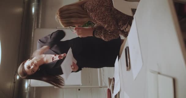 中级商业教练在培训期间帮助一名高级女雇员 — 图库视频影像