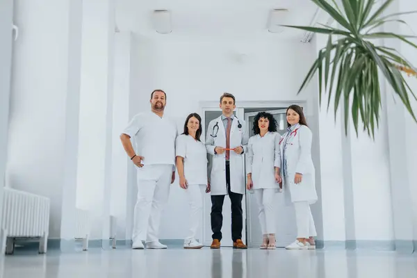 Eine Gruppe Selbstbewusster Ärzte Medizinischen Uniformen Lächelnd Und Die Kamera — Stockfoto