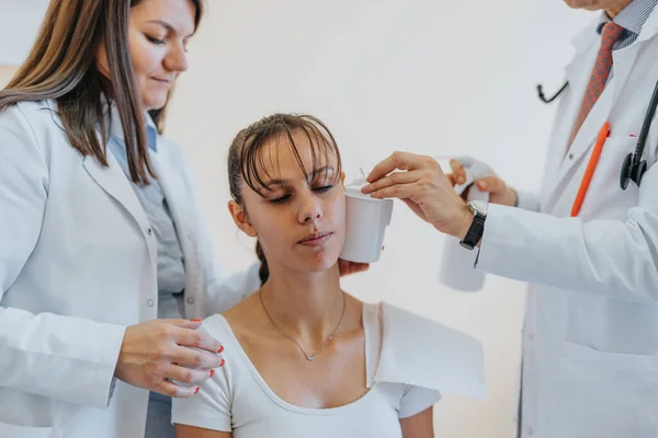 Koncepcja Czyszczenia Uszu Mycie Uszu Lekarze Myjący Lub Czyszczący Uszy — Zdjęcie stockowe
