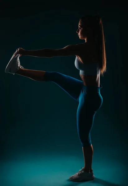 Donna Forma Sicura Che Esercita Dark Studio Motivazione Fitness — Foto Stock