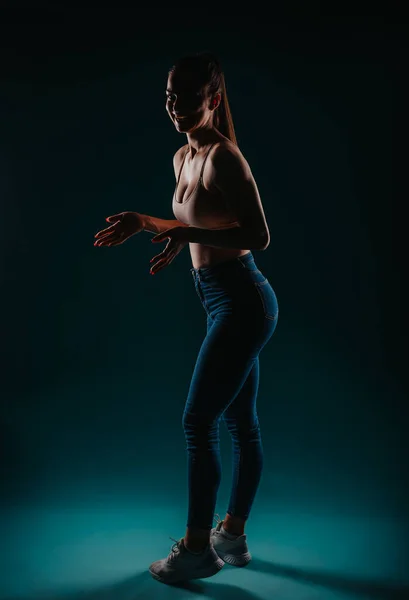 黑暗工作室中的自信适配女孩 体能训练与有力效果的健身模型 — 图库照片