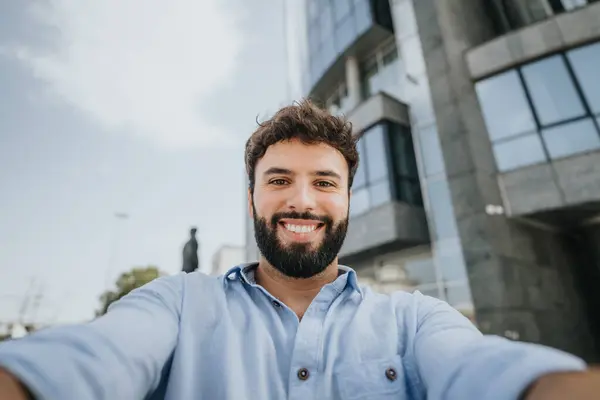 Uomo Affari Che Lavora Remoto Diverte Sta Facendo Selfie — Foto Stock