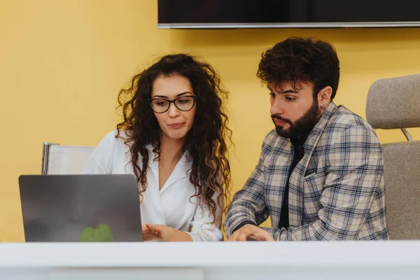 Couple Collaborating Multicultural Working Space Positive Company Growth — Stock Photo, Image