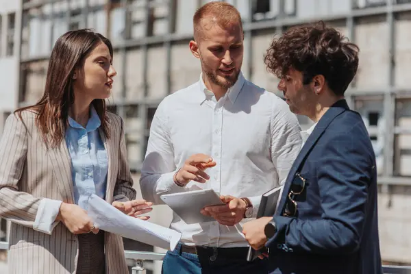 Beautiful Young Business People Discussing Work Meeting Outdoors — Stock Photo, Image