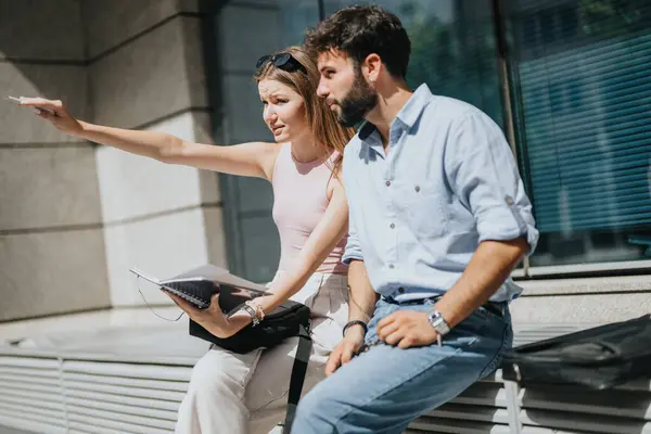 Profesionales Discuten Expansión Negocios Crecimiento Centro Ciudad Entorno Urbano Inspira — Foto de Stock