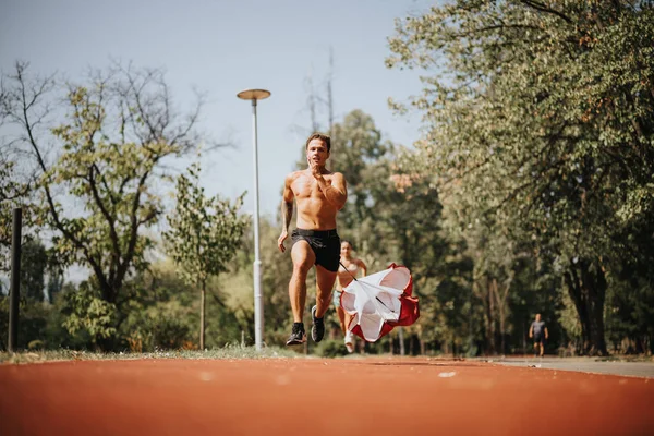 Vrienden Sprinting Met Parachute Natuurpark Voor Plezier Fitness — Stockfoto