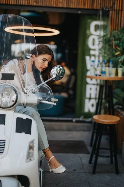 Una Mujer Negocios Una Motocicleta Tiene Una Llamada Telefónica Sobre — Foto de Stock