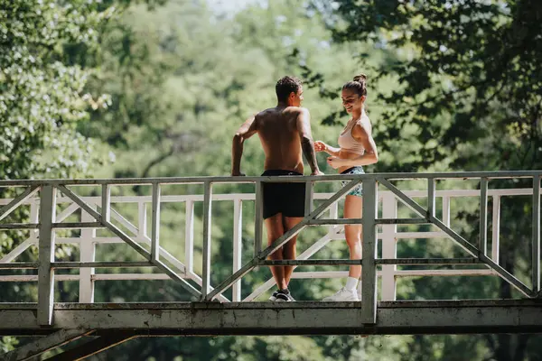 Caucasian Friends Persistently Challenge Themselves Sunny Day Workout Fresh Air — Stock Photo, Image