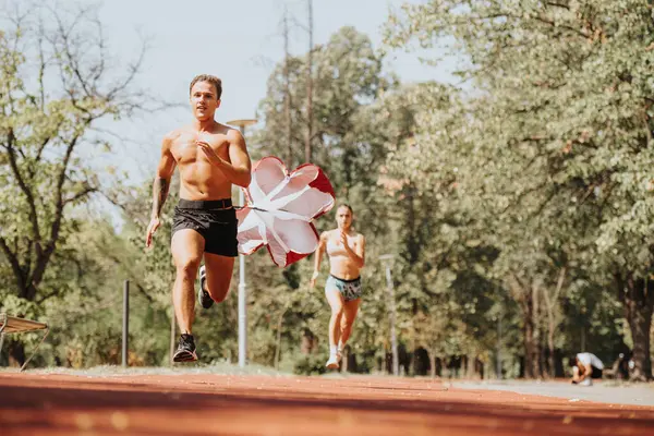 Afdrukken Met Parachute Outdoor Cardio Voor Sterke Atleten Genieten Van — Stockfoto