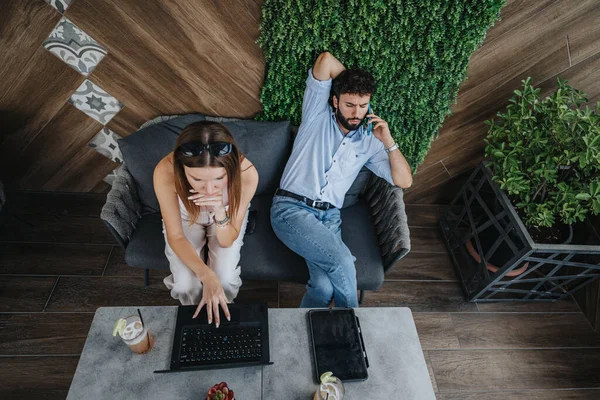 Young Couple Working Together Urban Coffee Bar Top View — Stock Photo, Image